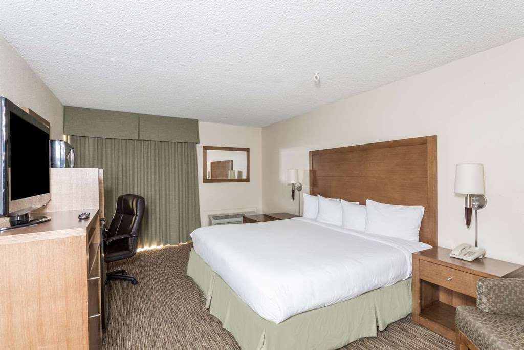 Days Hotel by Wyndham Peoria Glendale Area | 8955 W Grand Ave, Peoria, AZ 85345, USA | Phone: (623) 979-7200