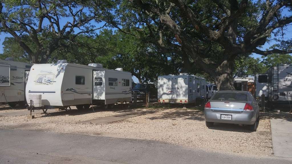 Plantation Oaks RV Park | 630 E Plantation Dr, Clute, TX 77531, USA | Phone: (979) 266-7622