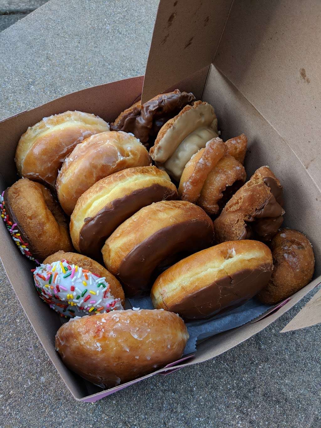 Golden Cream Donuts | 508 Alameda del Prado, Novato, CA 94949, USA | Phone: (415) 883-6388