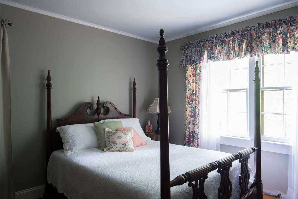 White Rose Manor Bed and Breakfast | 1379 S Aspen St, Lincolnton, NC 28092, USA | Phone: (704) 562-0220