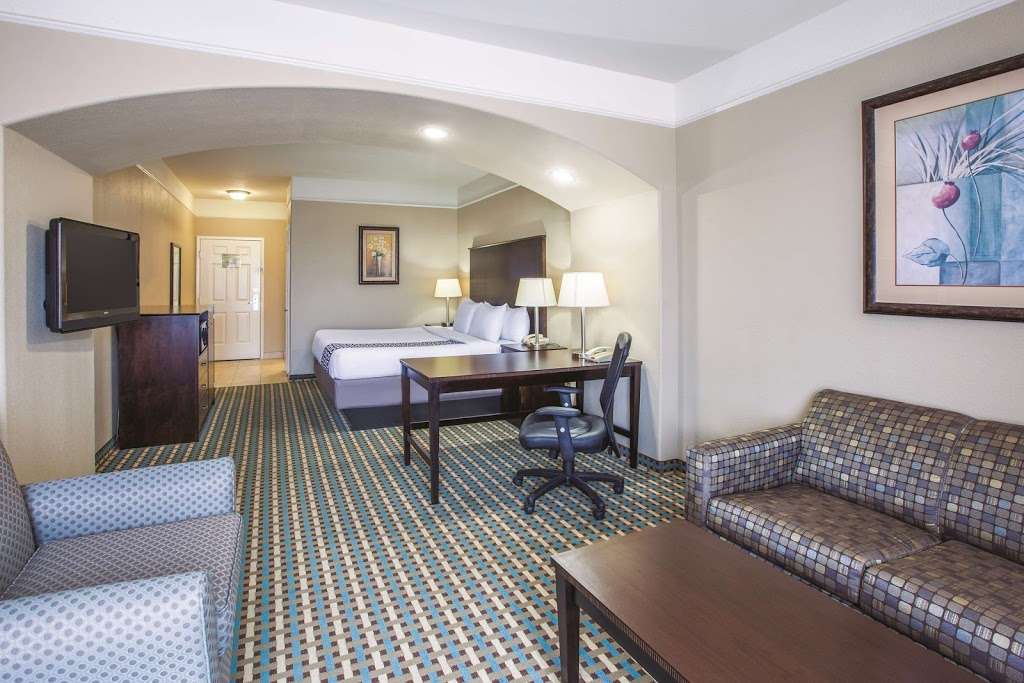 La Quinta Inn & Suites by Wyndham Bay City | 5300 7th St, Bay City, TX 77414, USA | Phone: (979) 323-9095