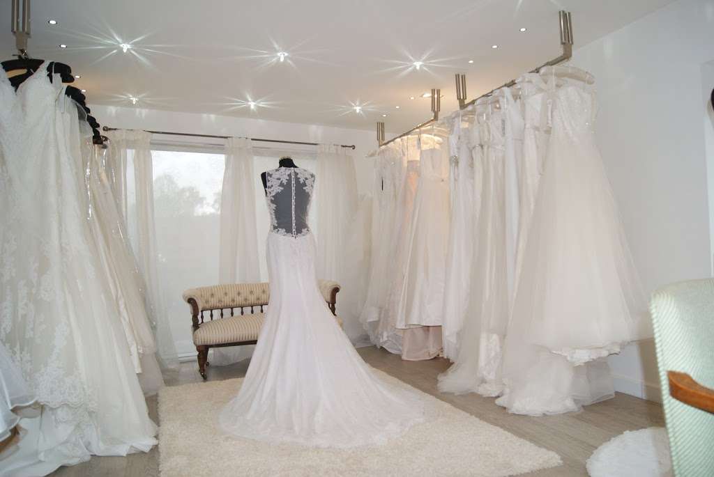 The White Wedding House | Hou Hatch, Weald Rd, Brentwood, Essex CM14 5QU, UK | Phone: 01277 280575