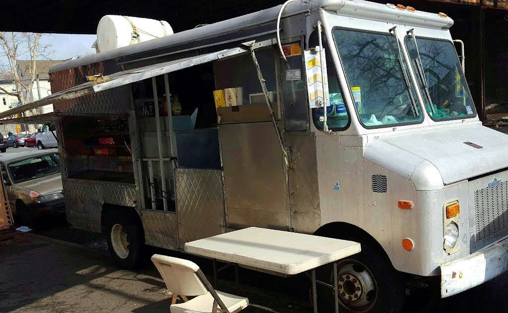 Oscars Lunch Truck | 874-, 884 Broadway, Newark, NJ 07104, USA | Phone: (973) 418-1770