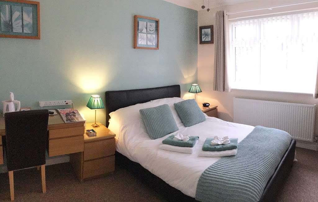 Poppies Bed and Breakfast | 20 Long Meadow, Brentwood CM13 2HJ, UK | Phone: 01277 213994