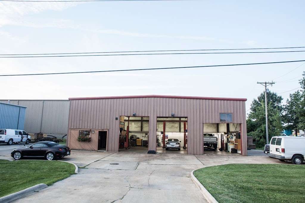 Neighborhood Garage | 301 SE Oldham Pkwy, Lees Summit, MO 64081, USA | Phone: (816) 524-6056