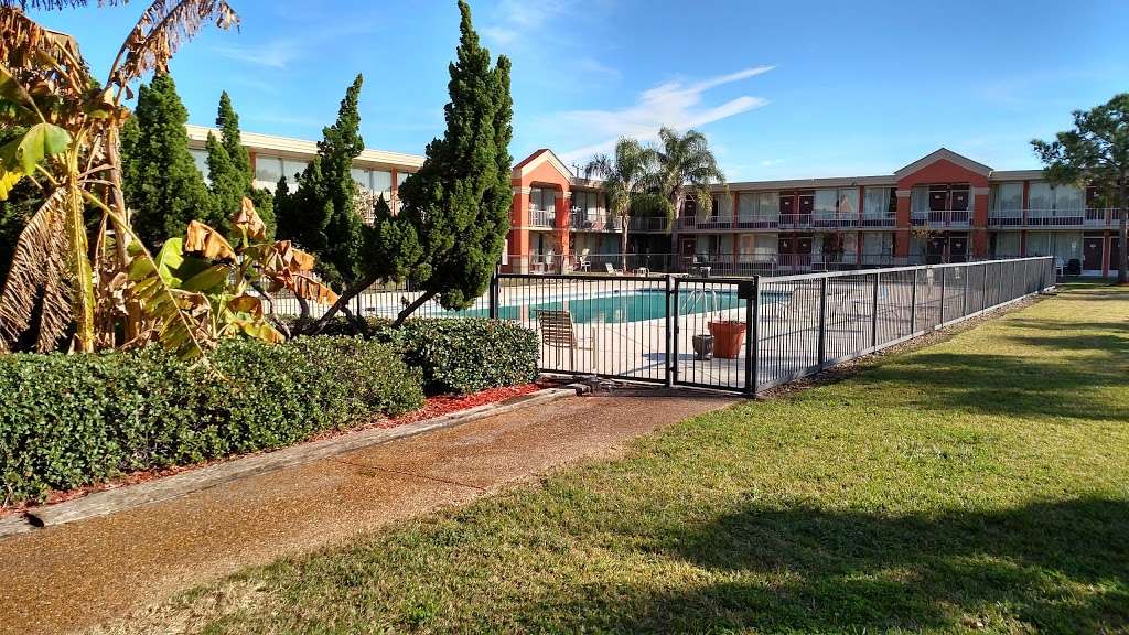 Super 8 by Wyndham Lake Jackson/Clute | 915 TX-332, Lake Jackson, TX 77566, USA | Phone: (979) 297-3031