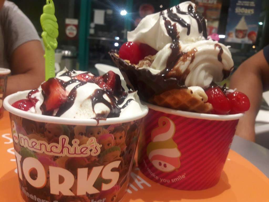 Menchies Frozen Yogurt | 1730 W Fullerton Ave Ste 28, Chicago, IL 60614, USA | Phone: (773) 525-7006