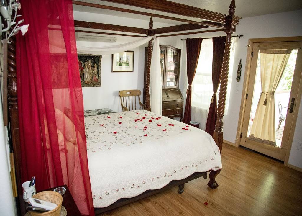 Red Horse Vineyard Bed & Breakfast | 2155 Londene, Villeges Ln SW Rd, Albuquerque, NM 87105, USA | Phone: (505) 967-7610