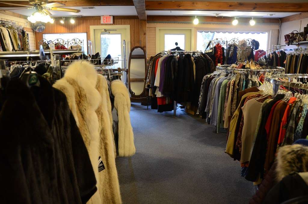 Walk In Closet | 107 3rd St #5, Bloomingdale, IL 60108, USA | Phone: (630) 924-8044