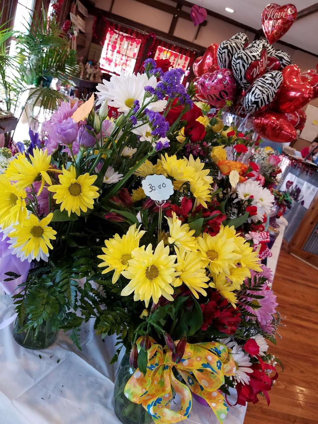 Lauras Florals and Gifts | 121 West 40 Hwy, Odessa, MO 64076, USA | Phone: (816) 230-0202