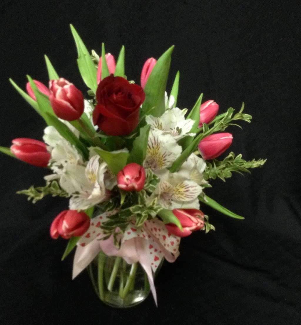 LAURAS FLOWERS INC | 324 W Indian Trail, Aurora, IL 60506, USA | Phone: (630) 486-1424