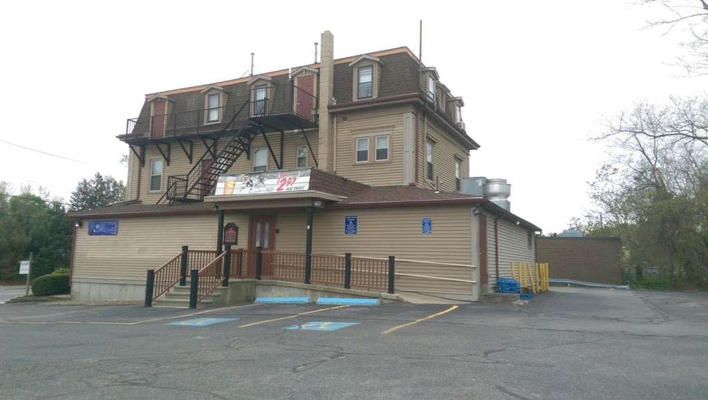 Jackson Square Tavern | 1530 Commercial St, Weymouth, MA 02189 | Phone: (781) 337-0100
