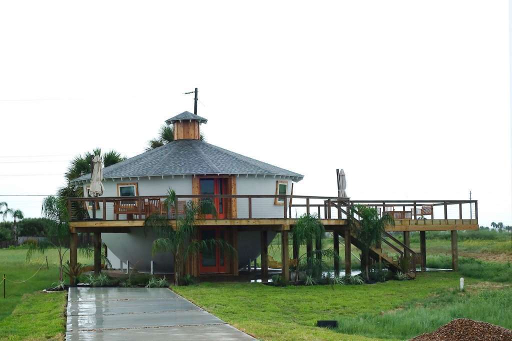 Coconut Villa | 13956 Pirates Beach Blvd, Galveston, TX 77554, USA | Phone: (214) 797-1212