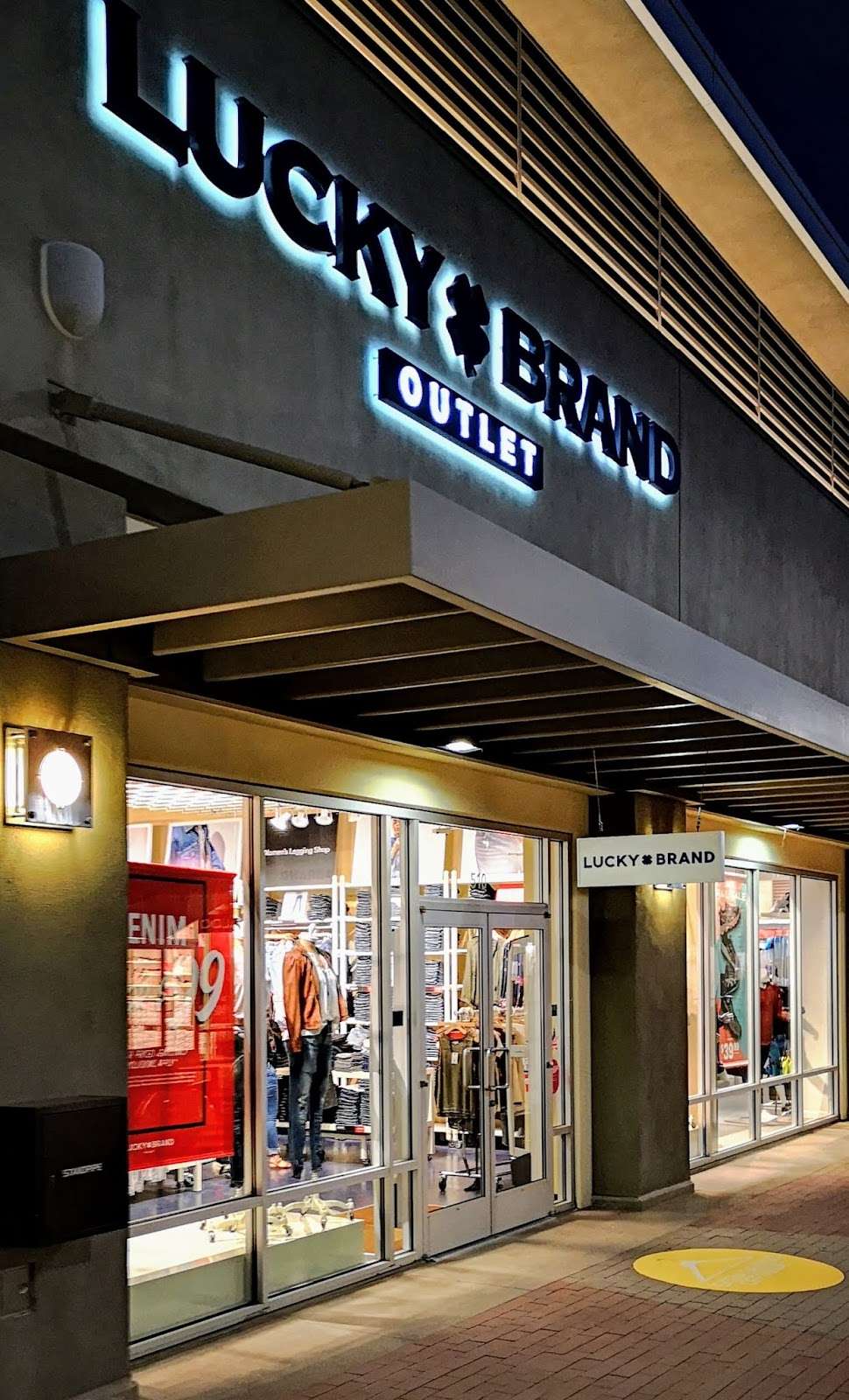 Lucky Brand | 4976 Premium Outlets Way Space 510, Chandler, AZ 85226, USA | Phone: (480) 639-1881