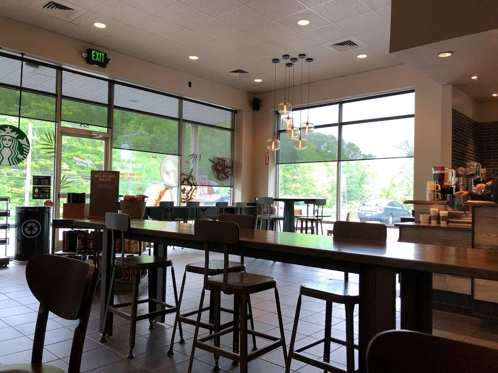 Starbucks | 525 Main St #1, Monroe, CT 06468, USA | Phone: (203) 268-1751