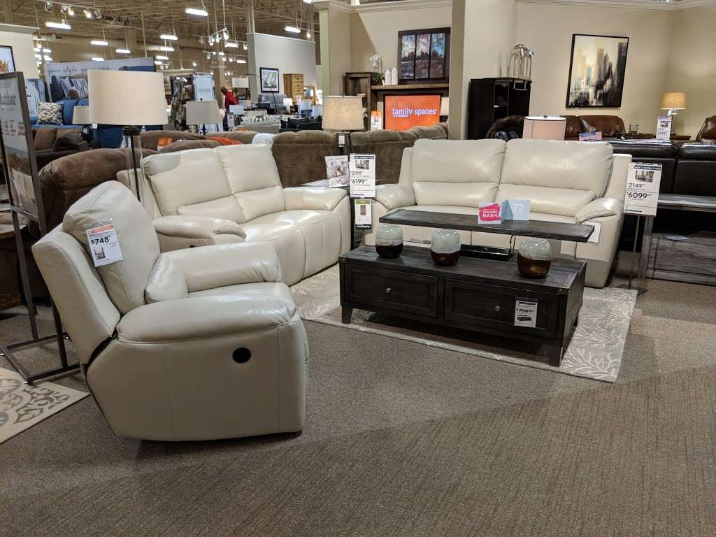 Ashley HomeStore | 829 N Alafaya Trail, Waterford Lakes Pkwy, Orlando, FL 32828, USA | Phone: (407) 382-1505