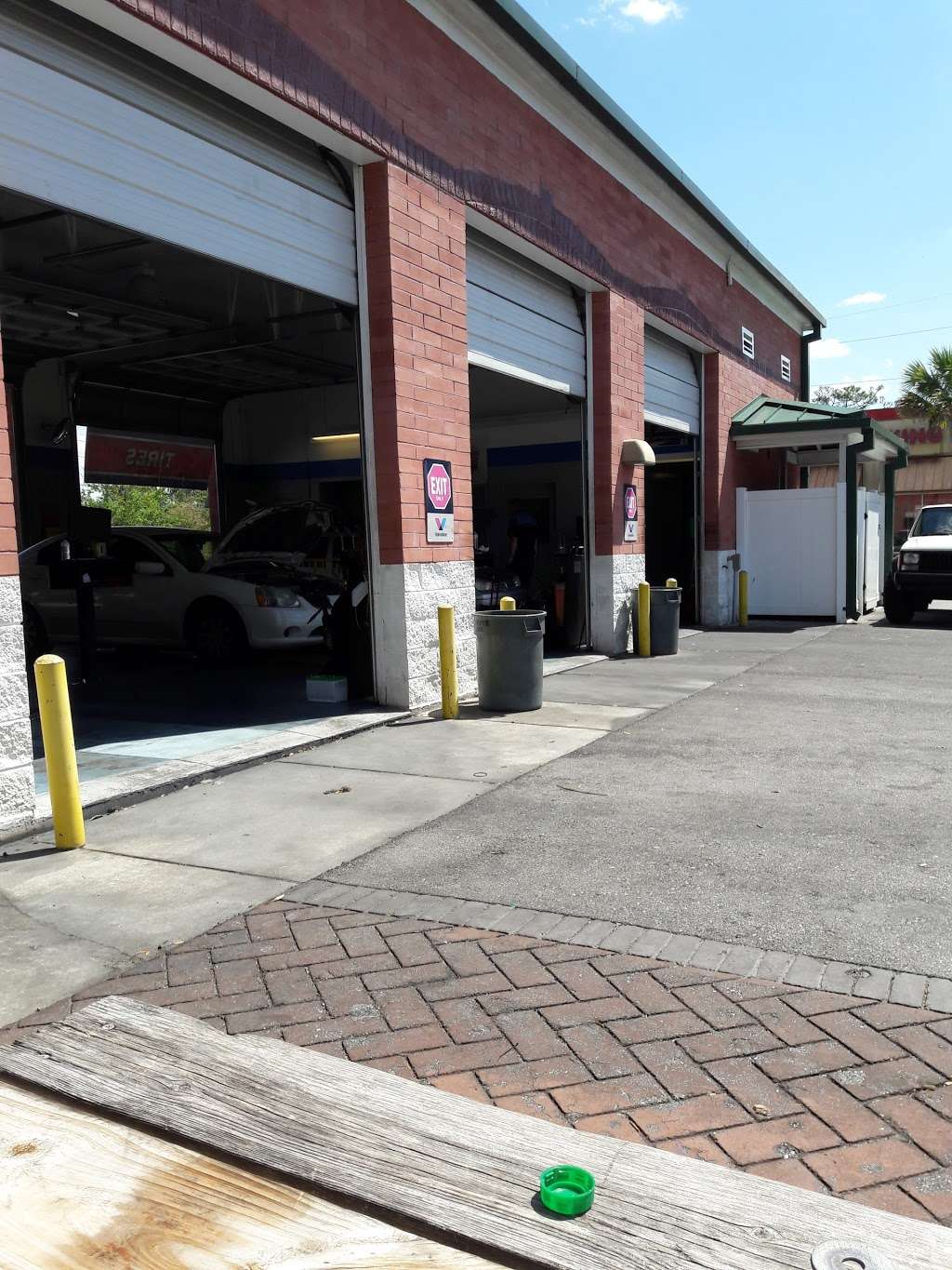 Express Oil Change and Tire Engineers | 710 S Alafaya Trail, Orlando, FL 32828 | Phone: (407) 502-4984