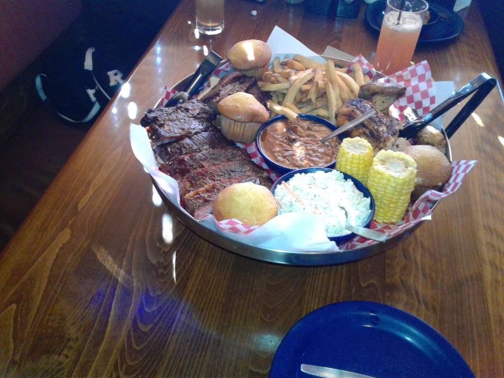 Famous Daves Bar-B-Que | 1003 W Patrick St, Frederick, MD 21703, USA | Phone: (301) 682-6100