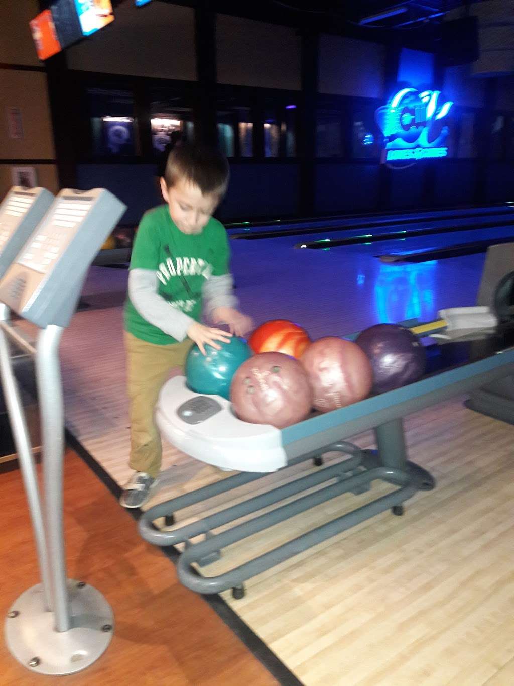 CW Lanes & Games | 622 George Washington Hwy, Lincoln, RI 02865, USA | Phone: (401) 288-3543