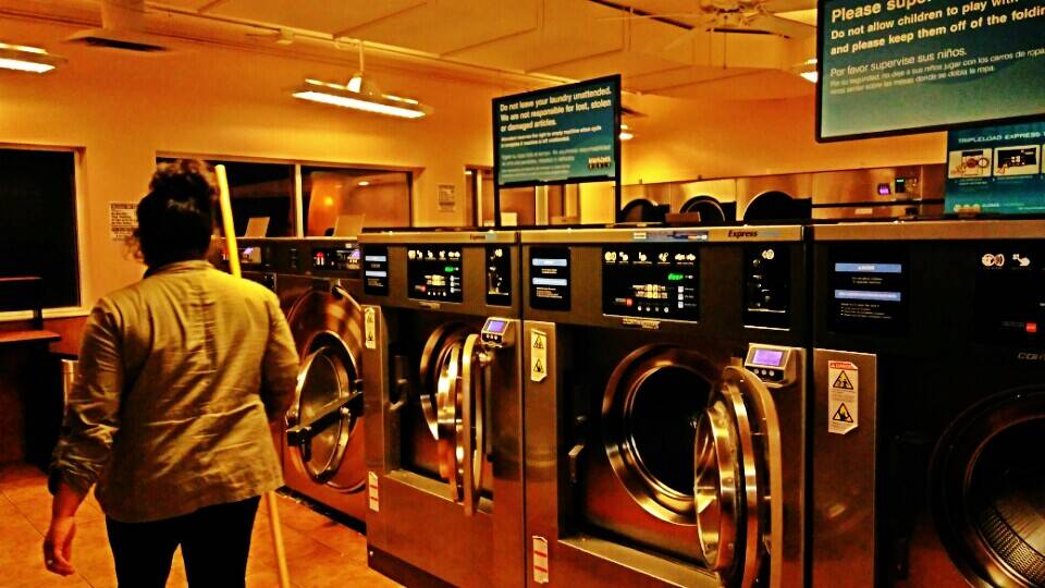 Wash World Coin Laundry | 3010 St Marys Ave, Omaha, NE 68105, USA | Phone: (402) 449-8719