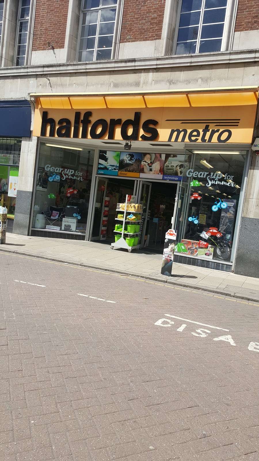 Halfords - Kingston Upon Thames Store | 27 Thames St, Kingston upon Thames KT1 1PH, UK | Phone: 020 8546 0851