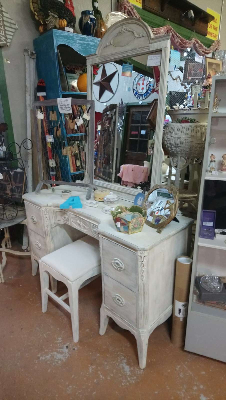 Miss Ellies Antiques, Collectibles and More | 22211 Hwy 6, Manvel, TX 77578, USA | Phone: (281) 585-4494