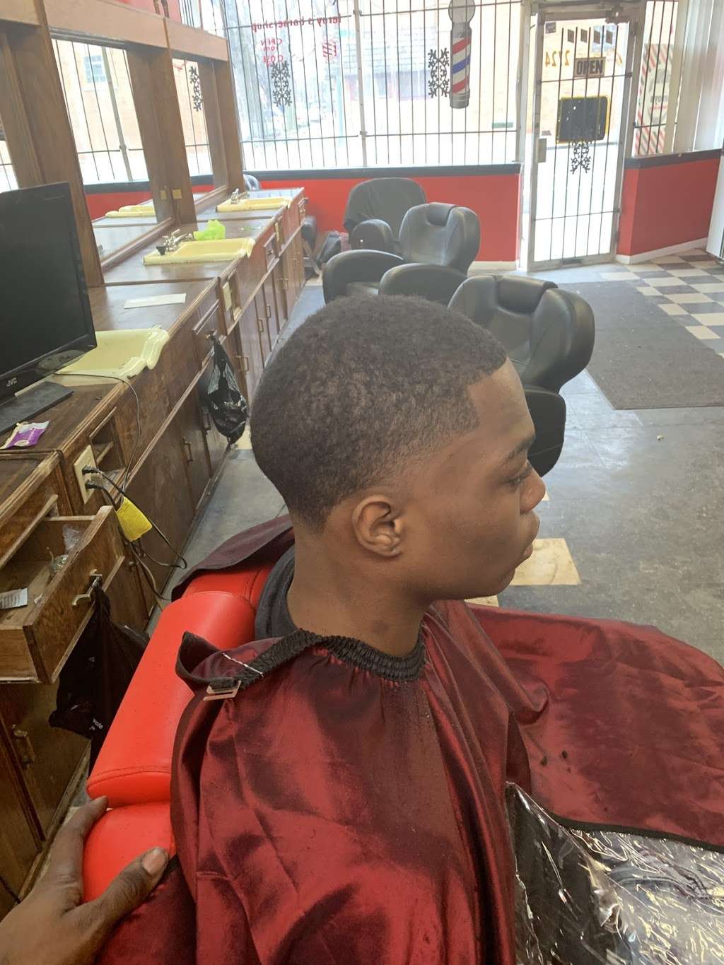 LeRoys Cuts | 2724 E 83rd St, Chicago, IL 60617, USA | Phone: (312) 366-5726