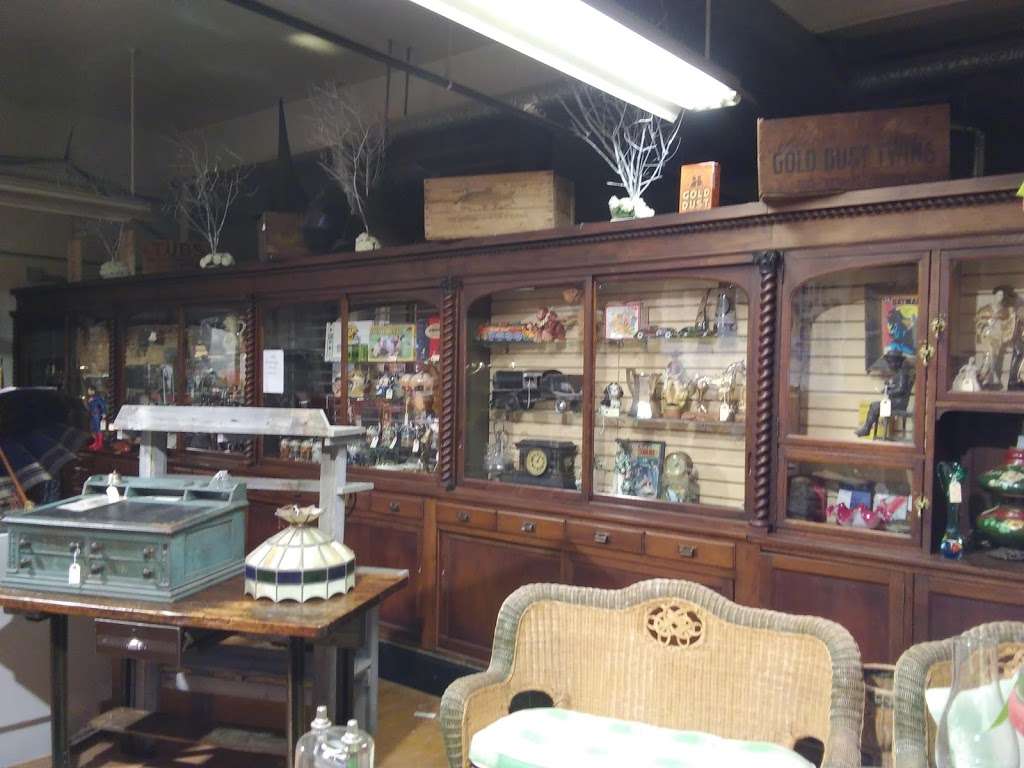 Country Lion Antique Mall | 4330 S Howell Ave, Milwaukee, WI 53207, USA | Phone: (414) 316-9985