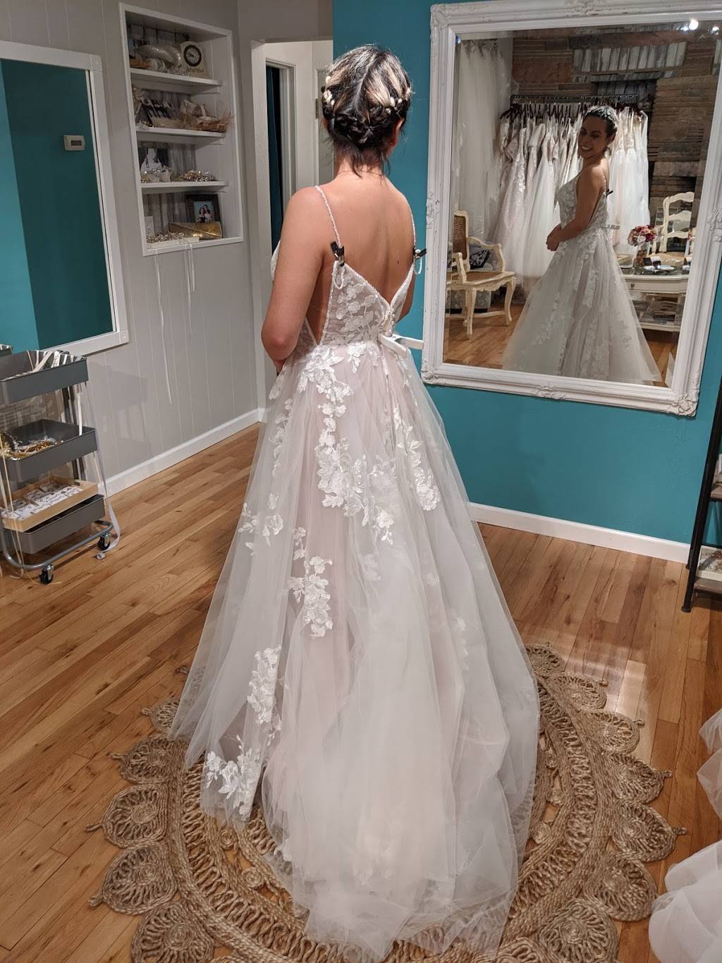 Bateau Bridal Boutique | 1083 W 25th Ave, Anchorage, AK 99503, USA | Phone: (907) 272-4696