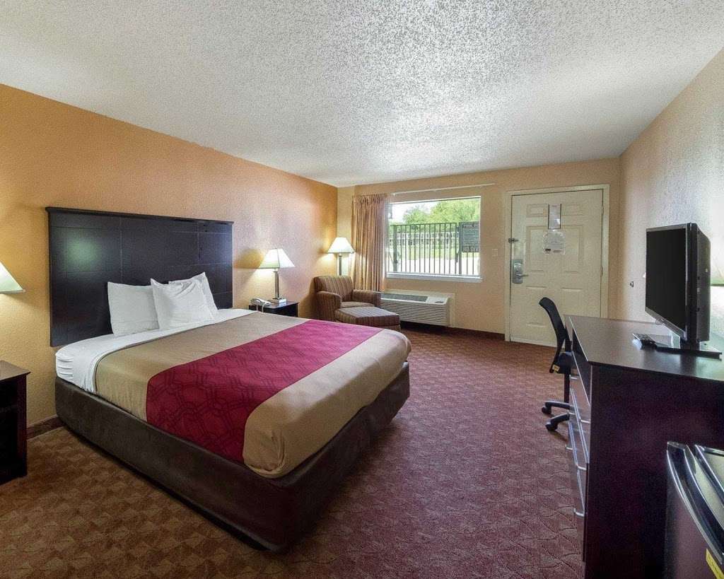 Econo Lodge Inn & Suites Downtown Northeast | 2755 N PanAm Expy, San Antonio, TX 78208, USA | Phone: (210) 229-9220