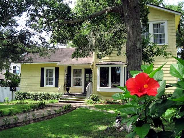 Beacon Hill Bed and Breakfast | 3701 E NASA Pkwy, Seabrook, TX 77586, USA | Phone: (281) 326-7643