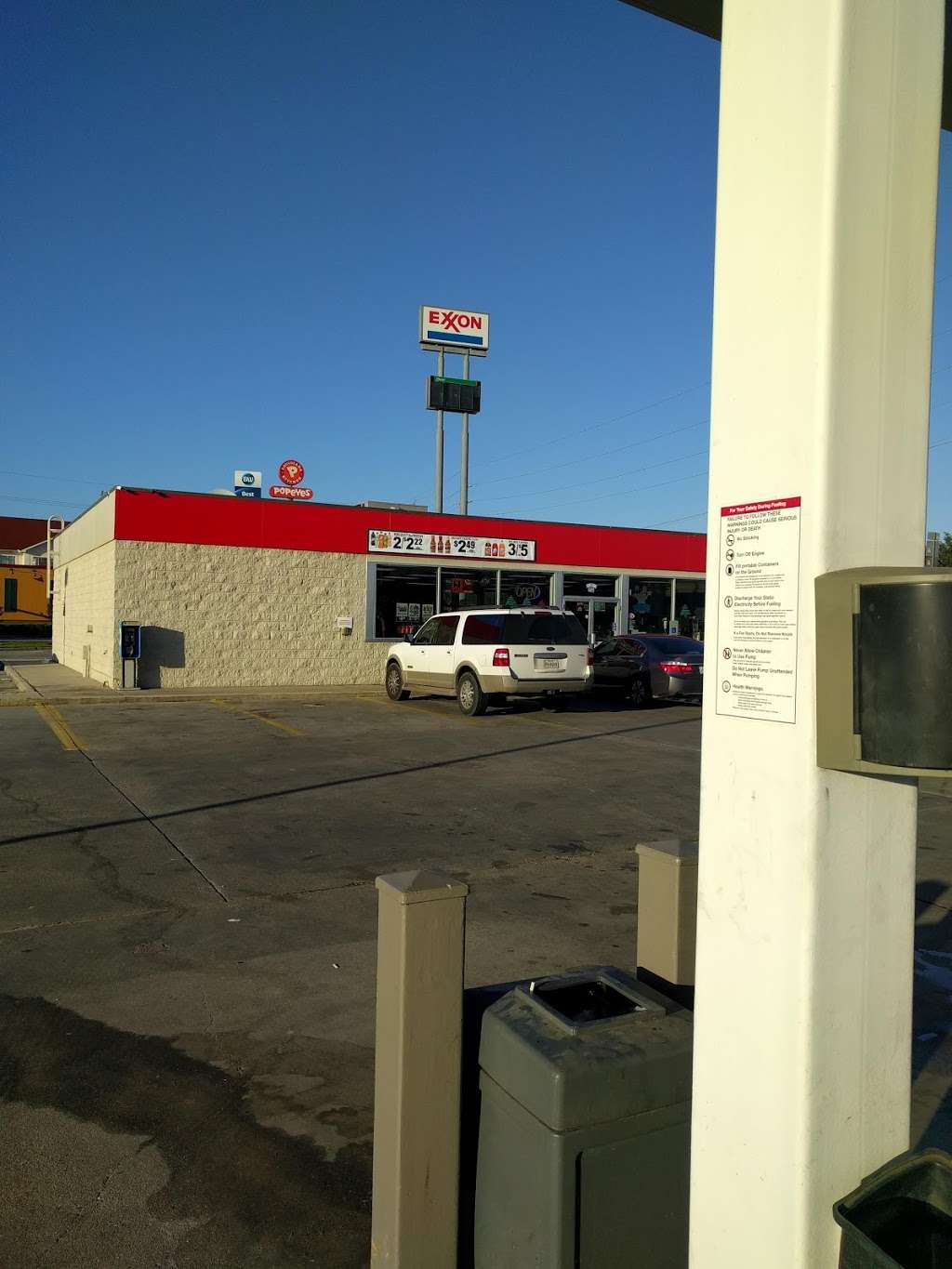 Exxon | 600 W Southline St, Cleveland, TX 77328, USA | Phone: (281) 592-8181