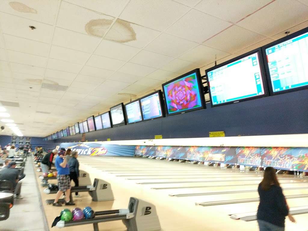 Brunswick Zone Roselle Lanes | 1100 W Lake St, Roselle, IL 60172, USA | Phone: (630) 351-2100