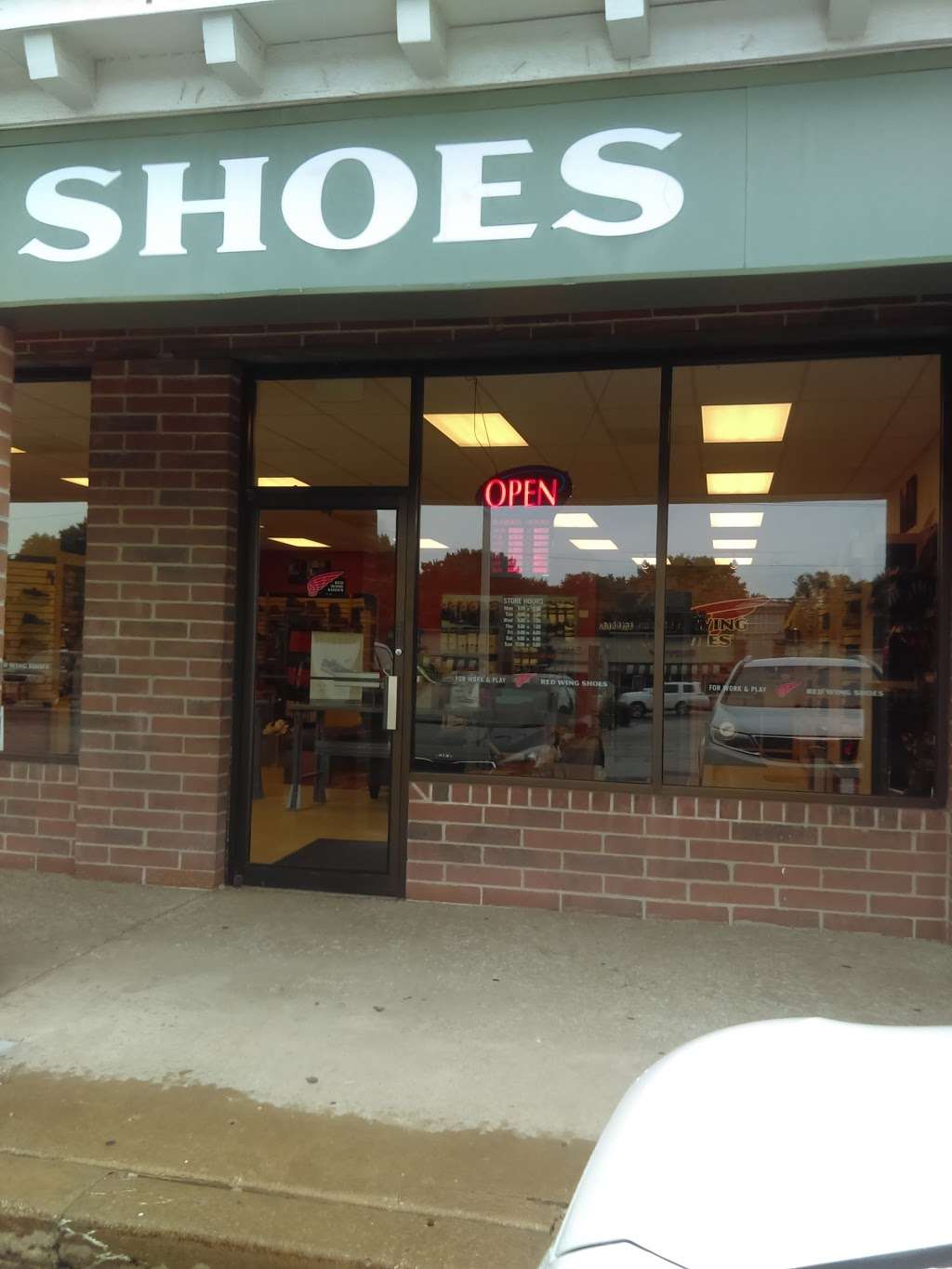 Red Wing | 8920 W 95th St, Overland Park, KS 66212, USA | Phone: (913) 648-7860