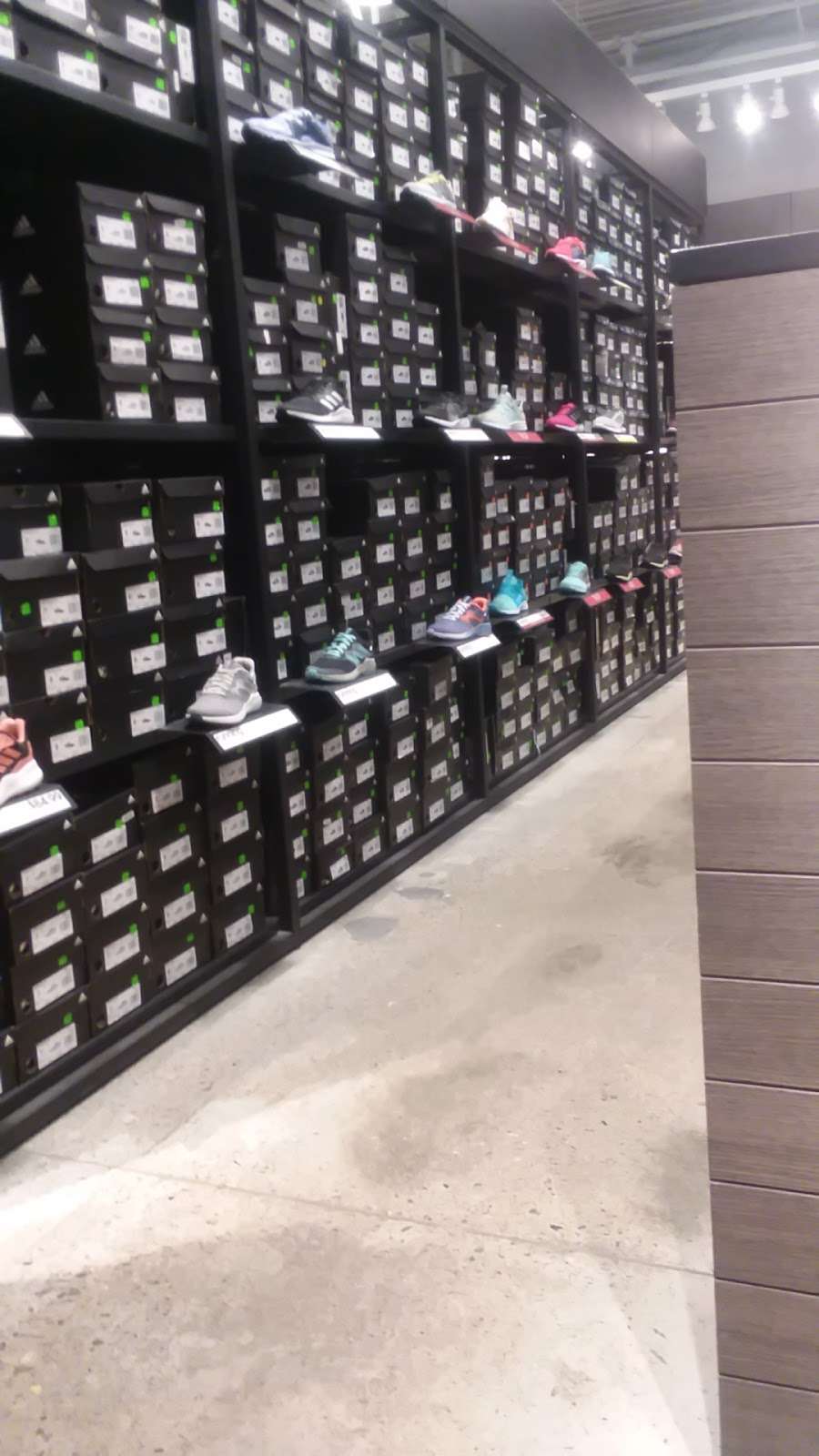 adidas Outlet | 1 Premium Outlet Blvd Suite 406, Wrentham, MA 02093, USA | Phone: (508) 384-6265