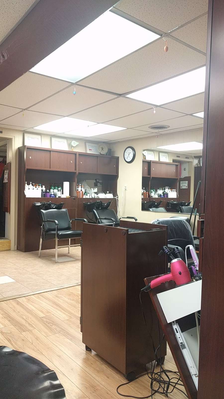 Village Salon | 3322 Friedensburg Rd, Oley, PA 19547, USA | Phone: (610) 987-0266