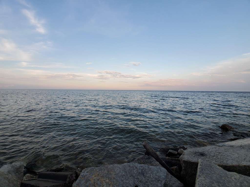Bradford Beach | 2400 N Lincoln Memorial Dr, Milwaukee, WI 53211, USA | Phone: (414) 257-7275