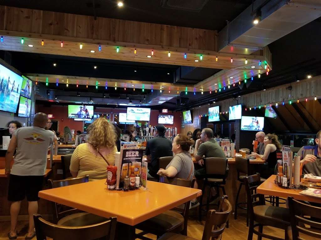 Hooters | 5670 Northridge Dr, Gurnee, IL 60031 | Phone: (847) 360-1672