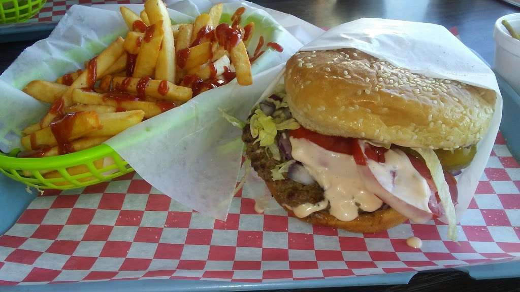 Maxwells Burgers Fresh Salads | 17772 Wika Rd, Apple Valley, CA 92307, USA | Phone: (760) 242-5504