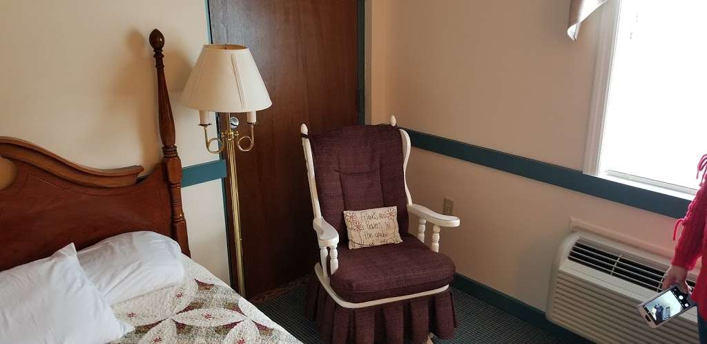 Country Living Inn | 2406 Old Philadelphia Pike, Lancaster, PA 17602, USA | Phone: (717) 295-7295