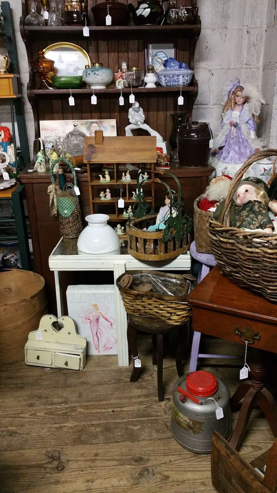 Marketplace Antiques & Collectibles LLC | 12440 Sussex Hwy, Greenwood, DE 19950, USA | Phone: (302) 349-5400