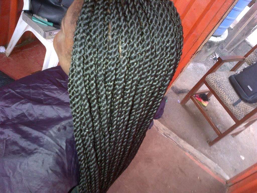 One Love African Hair Braiding | 239 S Lake St, Aurora, IL 60506, United States | Phone: (580) 678-6701