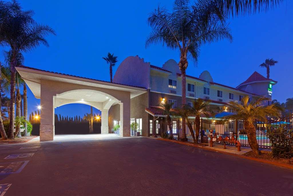 Holiday Inn Express & Suites San Diego-Escondido | 1250 W Valley Pkwy, Escondido, CA 92029 | Phone: (760) 741-7117