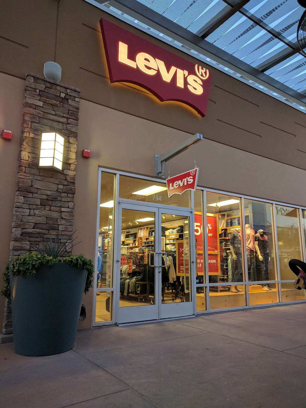 Levis Outlet Store at Phoenix Premium Outlets | 4976 Premium Outlets Way Suite 734, Chandler, AZ 85226, USA | Phone: (480) 639-1750