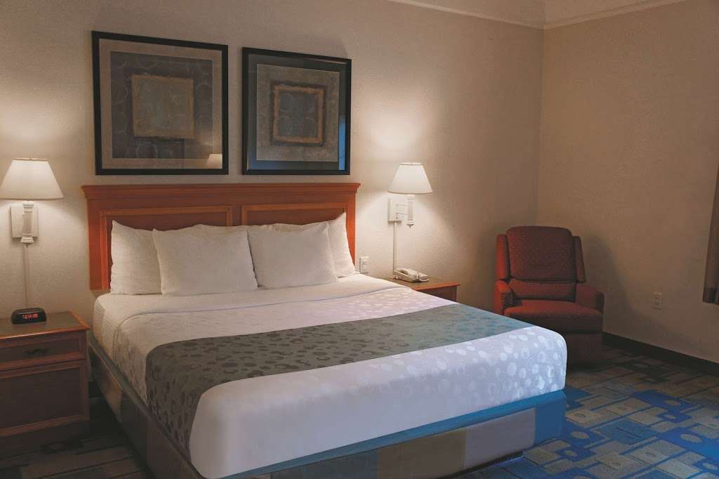 La Quinta Inn & Suites by Wyndham Houston Bush IAH South | 15510 John F Kennedy Blvd, Houston, TX 77032, USA | Phone: (281) 219-2000