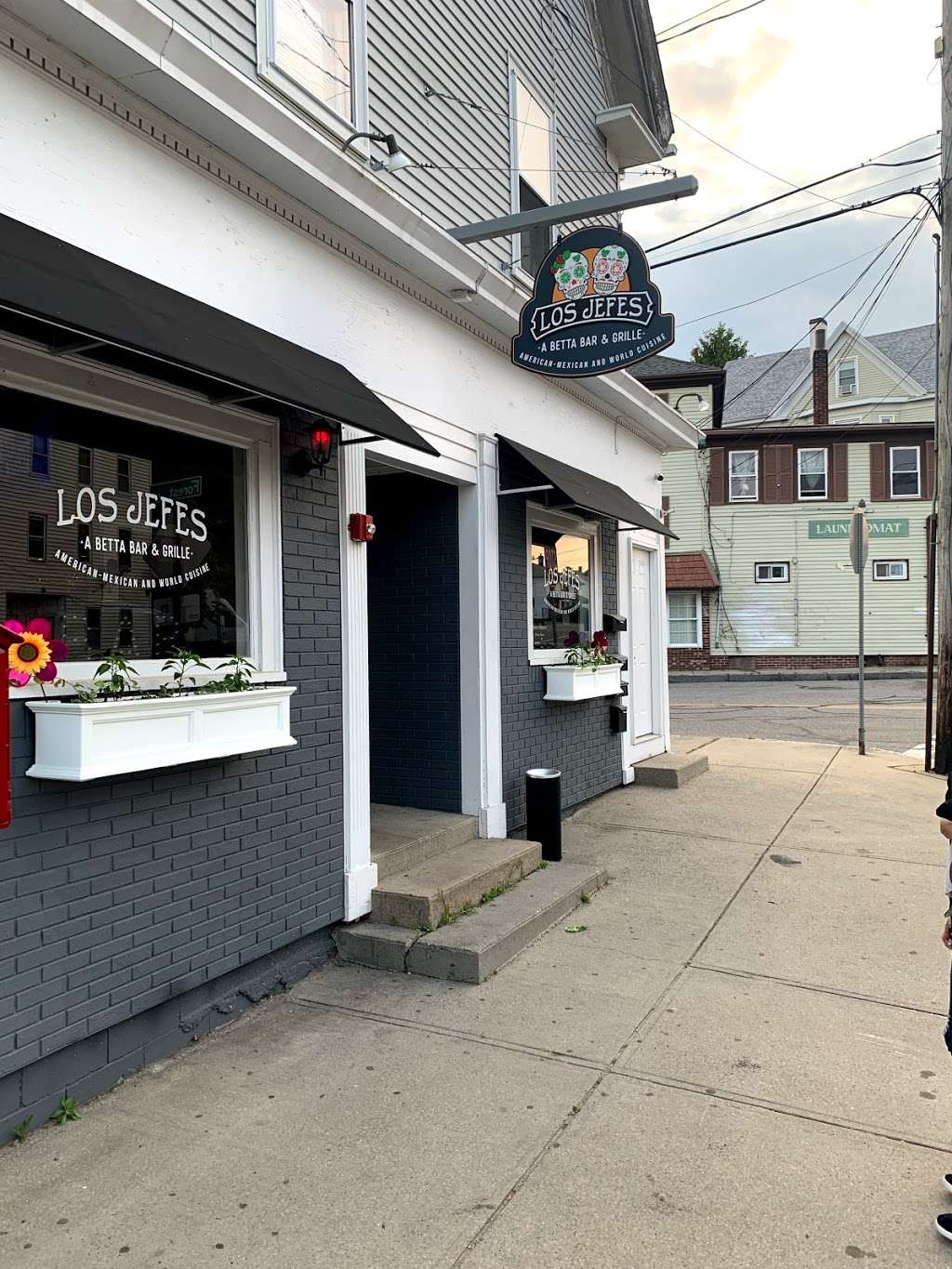 Los Jefes: A Betta Bar & Grille | 390 Court St, Plymouth, MA 02360, USA | Phone: (774) 343-5002