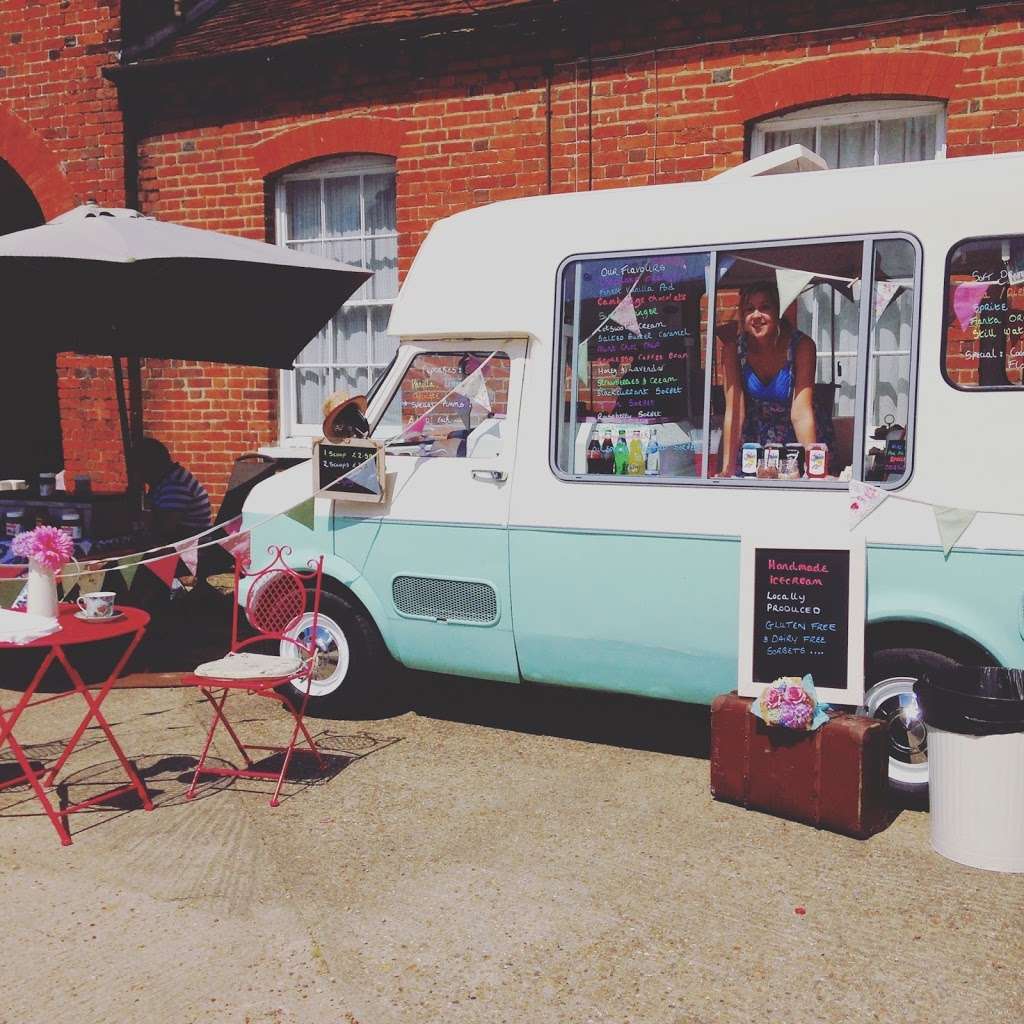 Roll Out The Bunting | 6 Littlehurst Ln, Basildon SS15 4JT, UK | Phone: 07572 764008