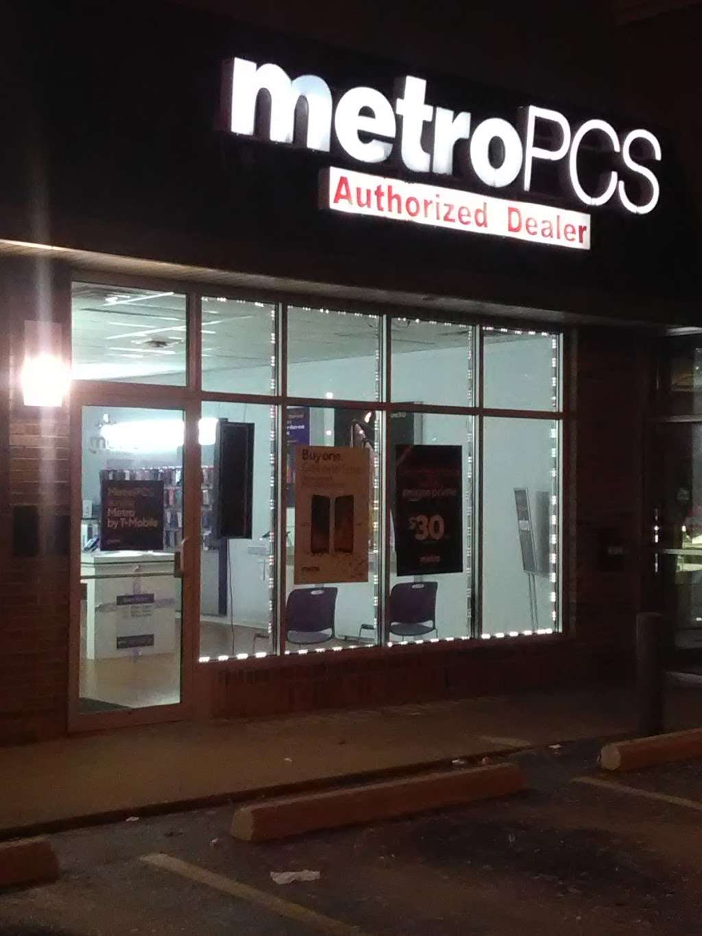 Metro by T-Mobile | 2014 W Layton Ave, Milwaukee, WI 53221, USA | Phone: (414) 763-3367