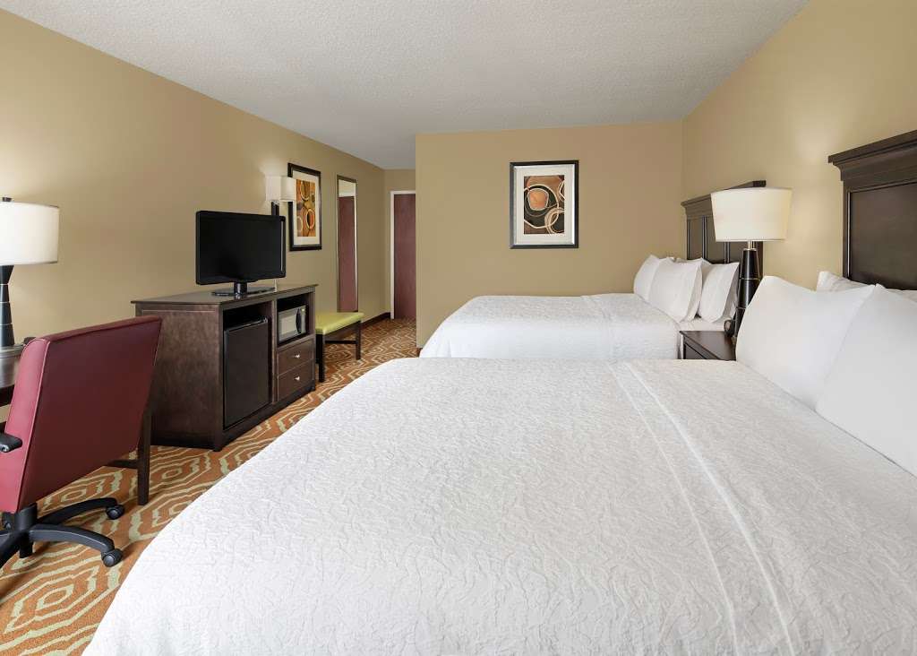 Hampton Inn & Suites Alexandria Old Town Area South | 5821 Richmond Hwy, Alexandria, VA 22303 | Phone: (703) 329-1400