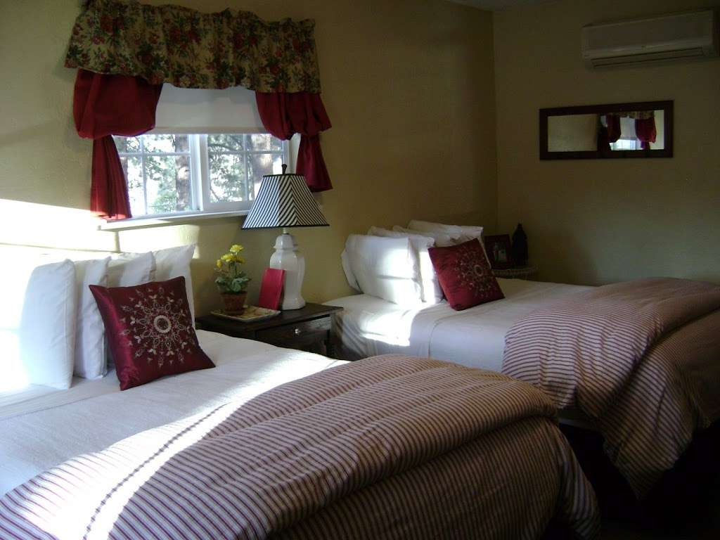 Canyon Creek Inn | 6059 Pine St, Wrightwood, CA 92397, USA | Phone: (760) 249-4800